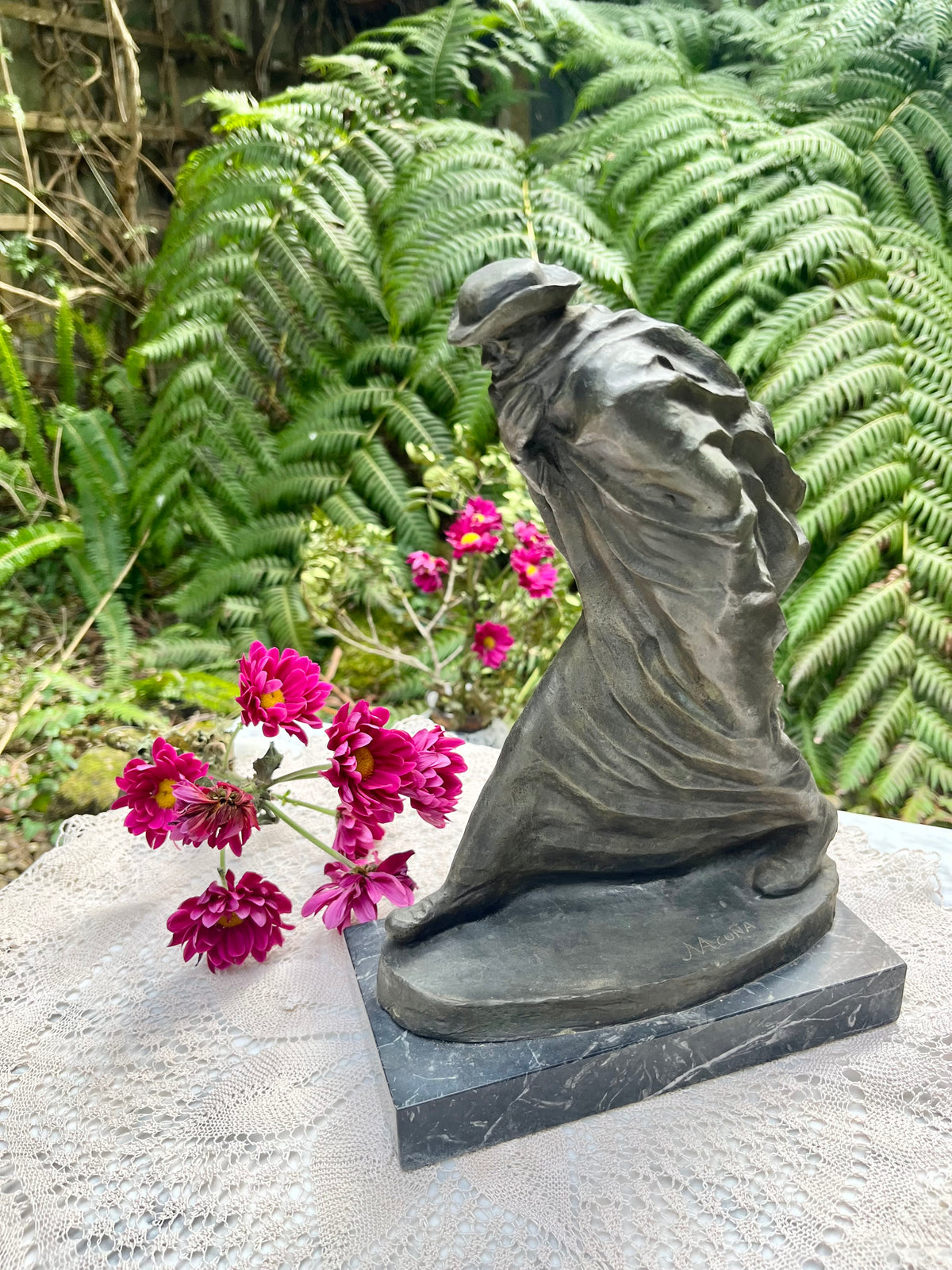Escultura peregrino de José María Acuña.