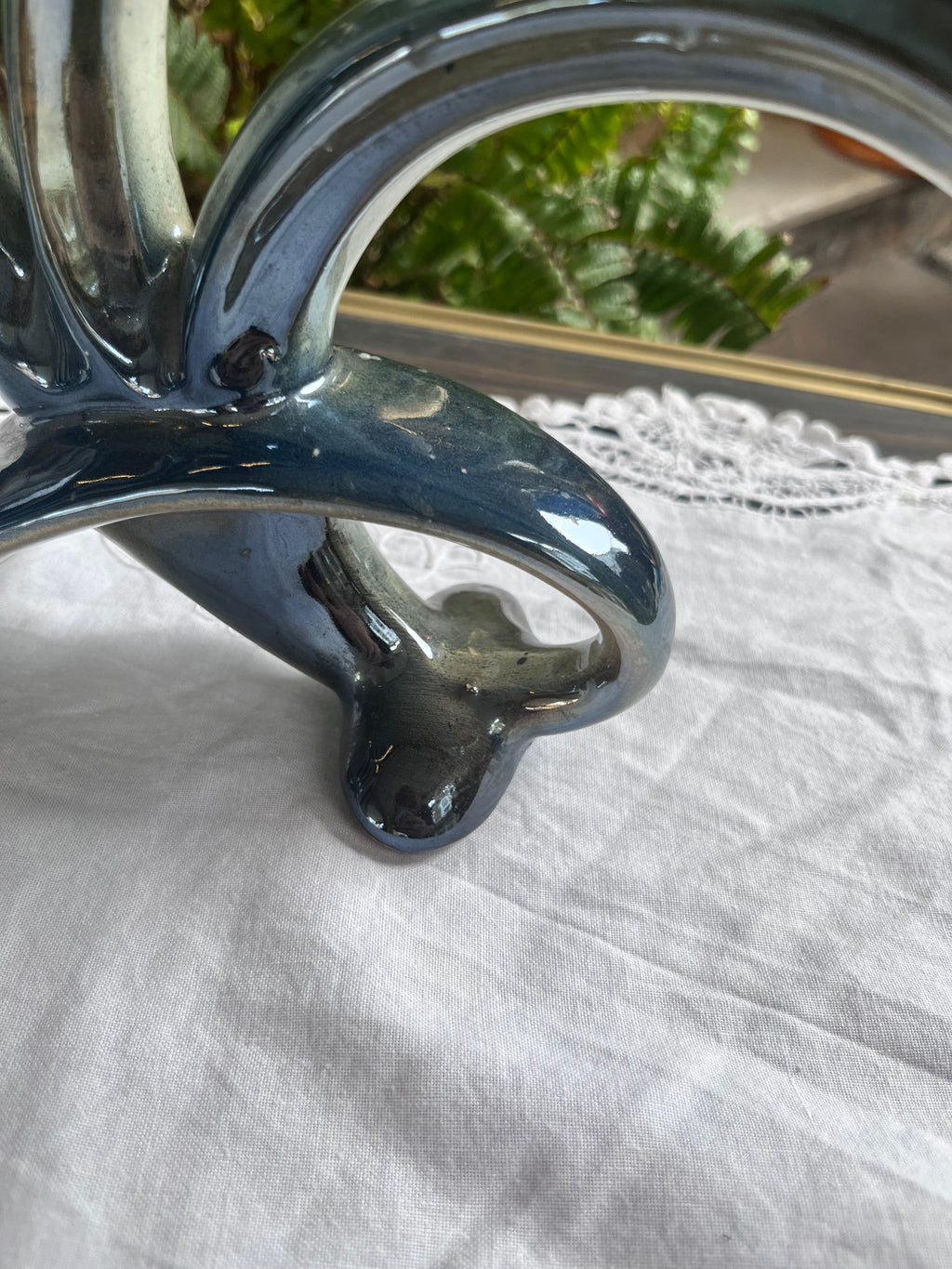 Pareja de candelabros vintage en porcelana esmaltada.