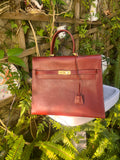 Bolso Kelly en piel marròn. Bridas.