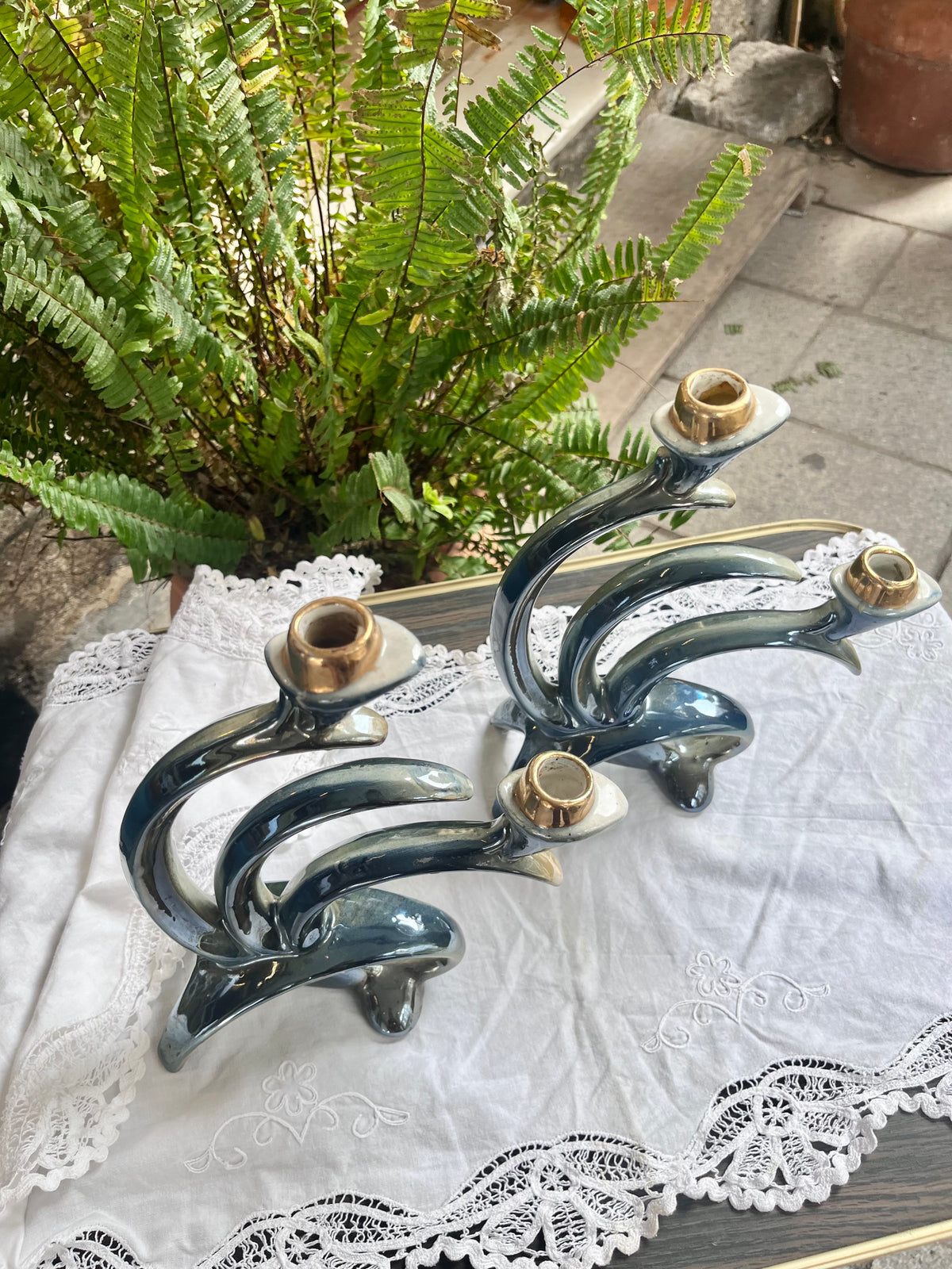 Pareja de candelabros vintage en porcelana esmaltada.