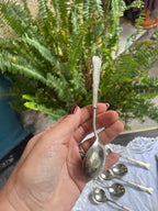 Juego cucharas en acero y peltre.