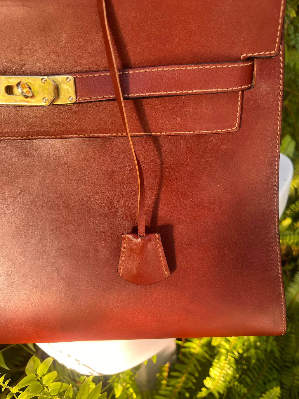 Bolso Kelly en piel marròn. Bridas.