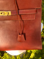 Bolso Kelly en piel marròn. Bridas.