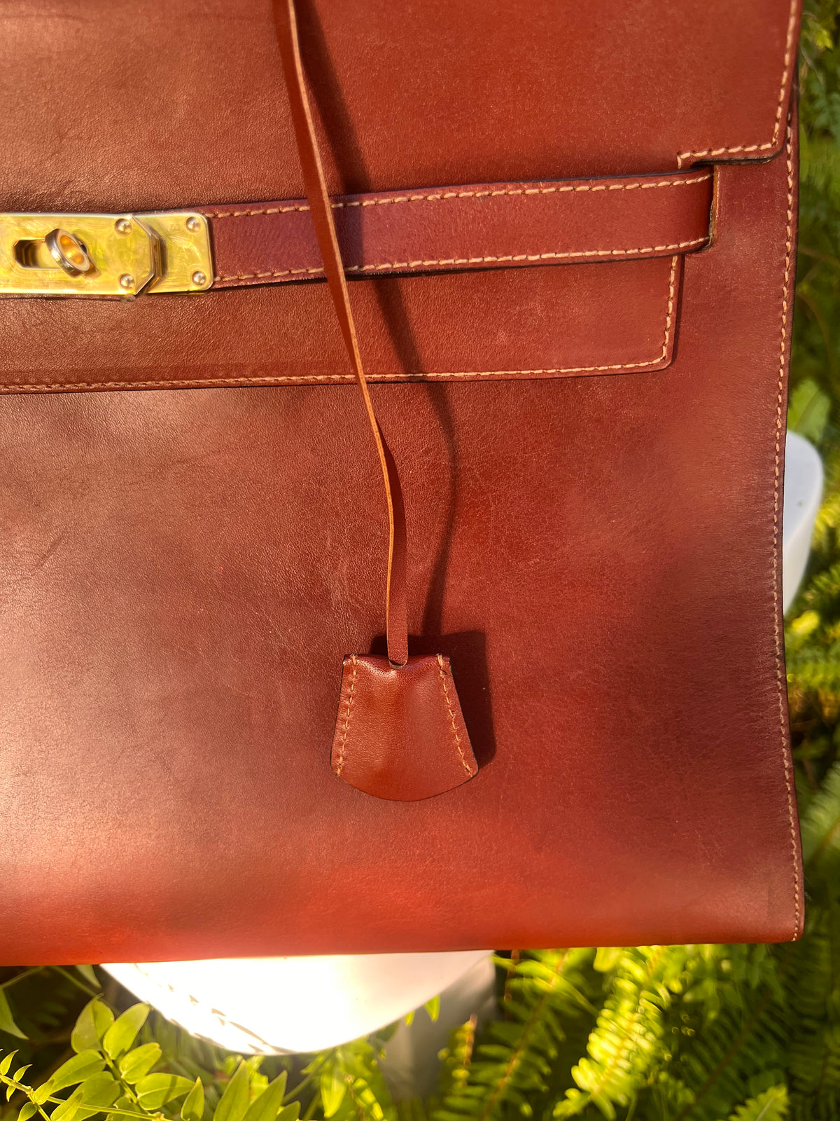 Bolso Kelly en piel marròn. Bridas.
