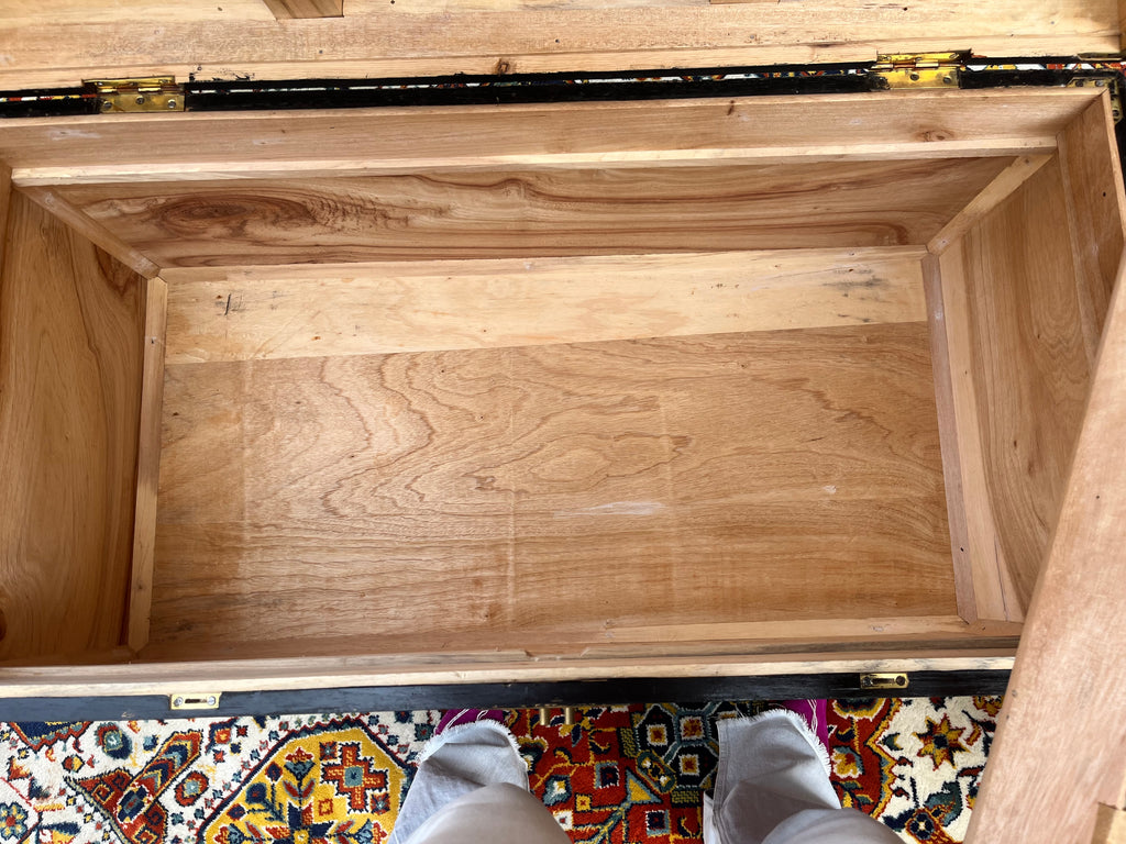 Baúl alcanfor tallado en madera.