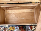 Baúl alcanfor tallado en madera.