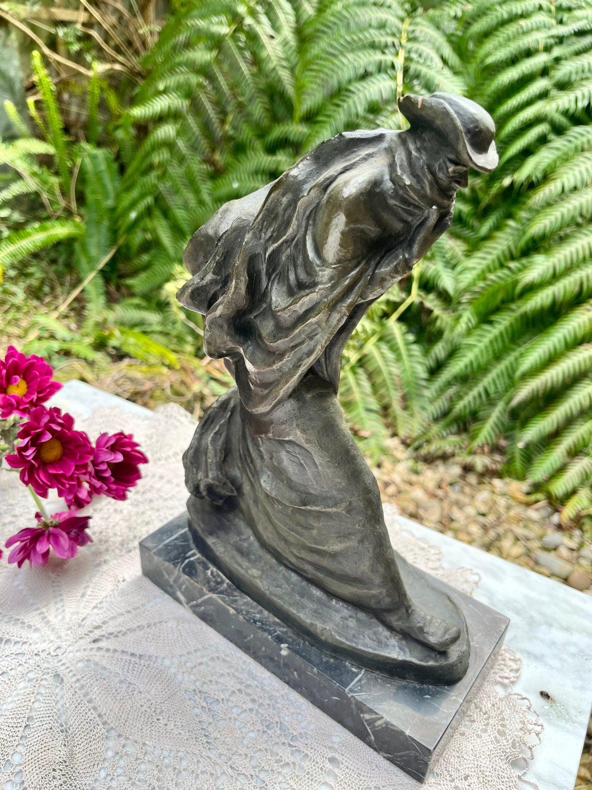 Escultura peregrino de José María Acuña.