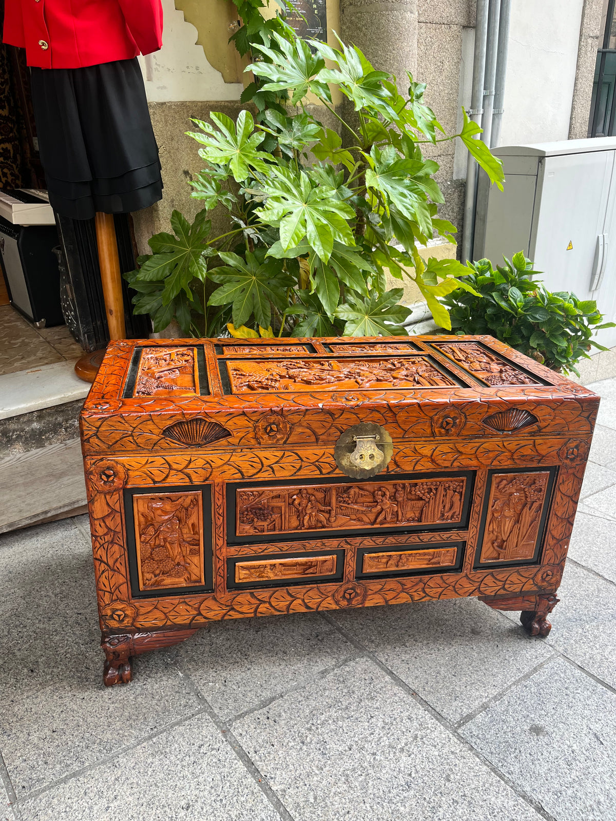Baúl alcanfor tallado en madera.