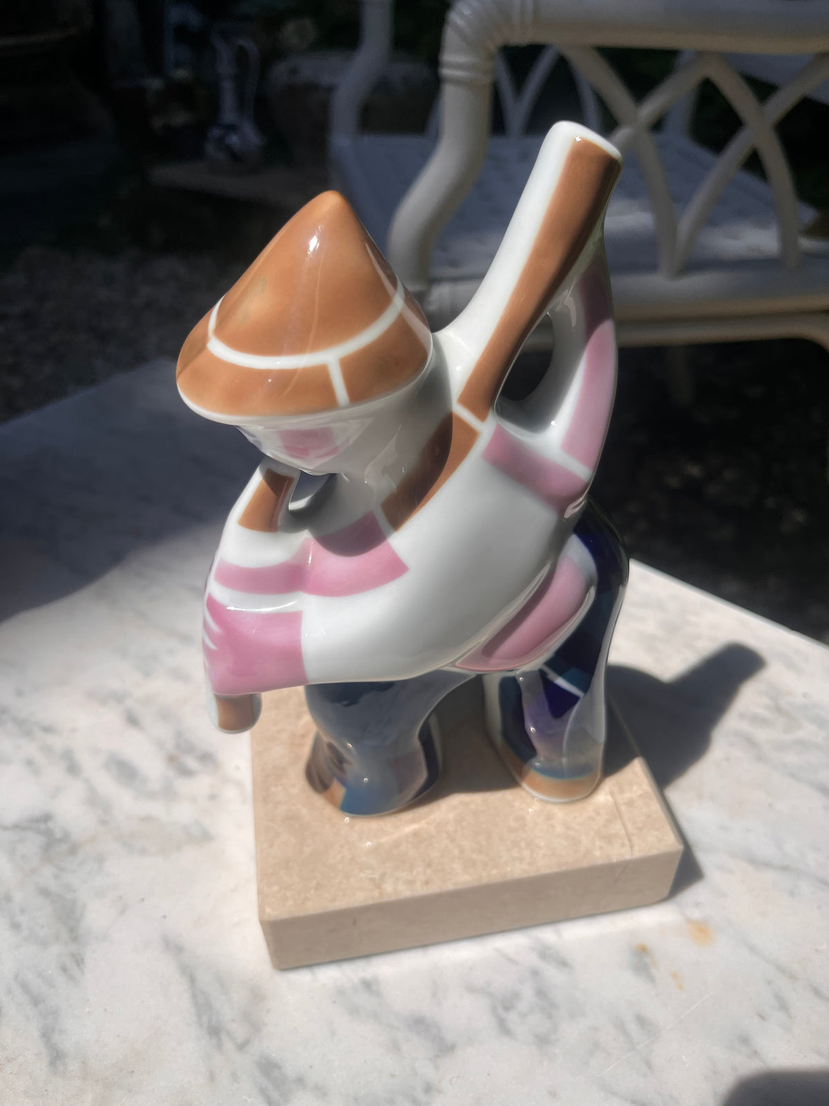 Figura Gaiteiro de Sargadelos sobre base de Màrmol.
