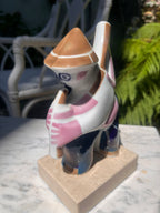 Figura Gaiteiro de Sargadelos sobre base de Màrmol.