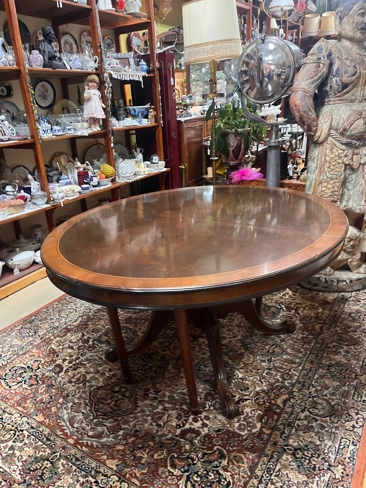 Mesa de comedor elìptica en nogal.
