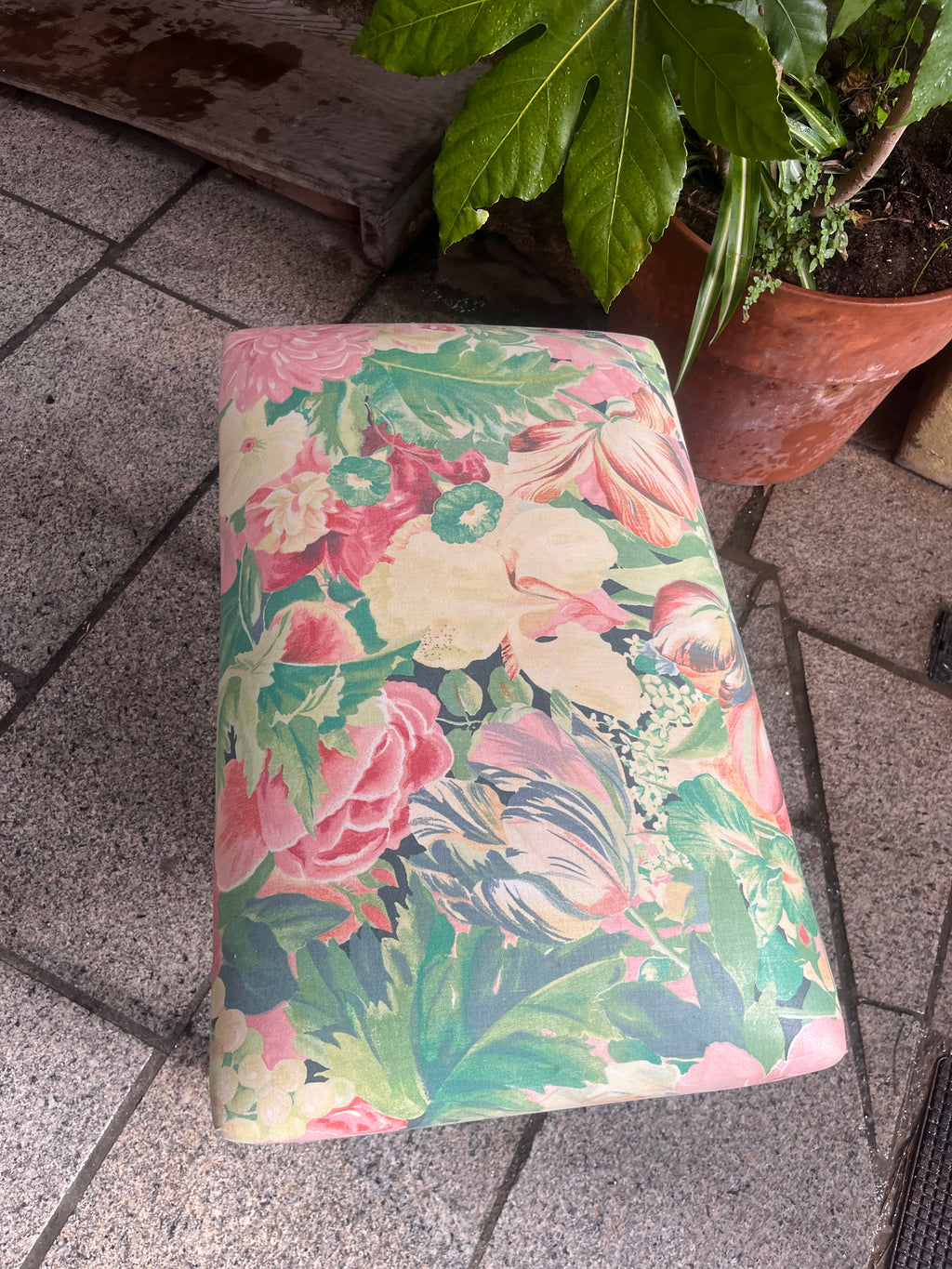 Banqueta tapizada estampado floral.