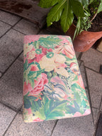Banqueta tapizada estampado floral.
