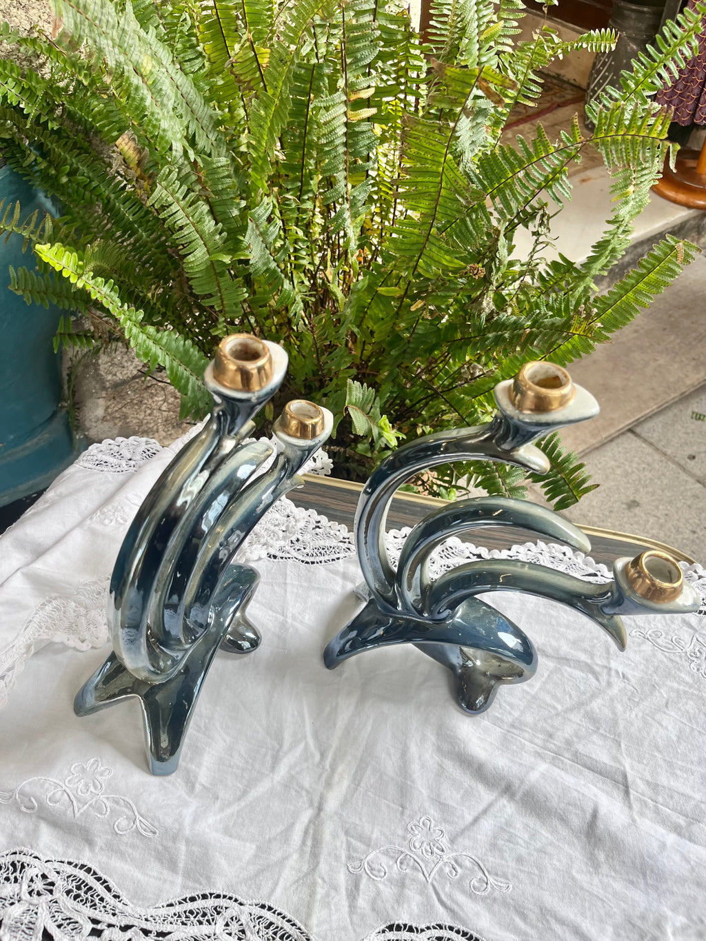 Pareja de candelabros vintage en porcelana esmaltada.