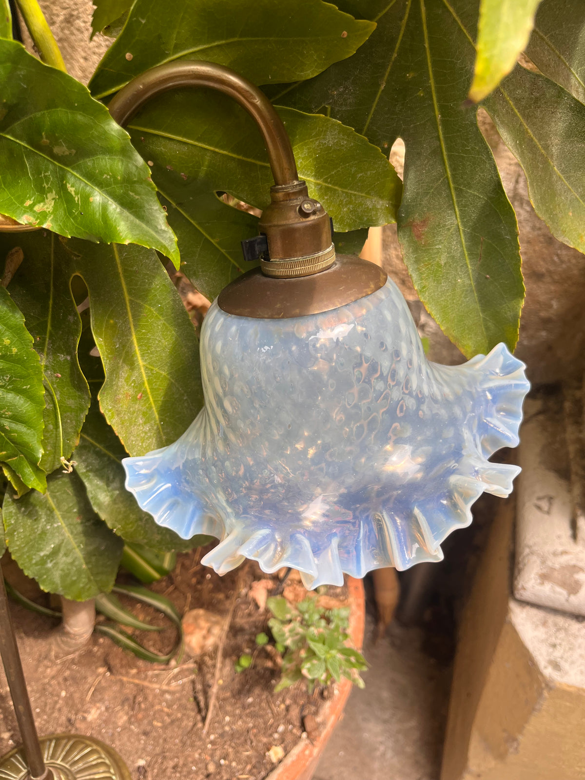 Làmpara sobremesa francesa en bronce y opalina.