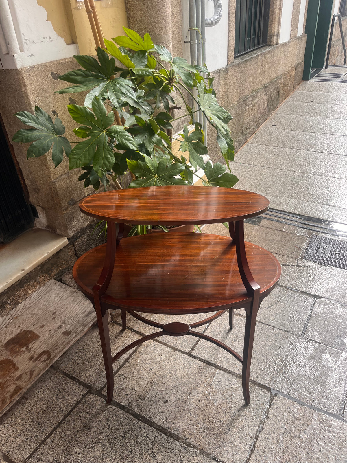 Mesa auxiliar estilo victoriano.