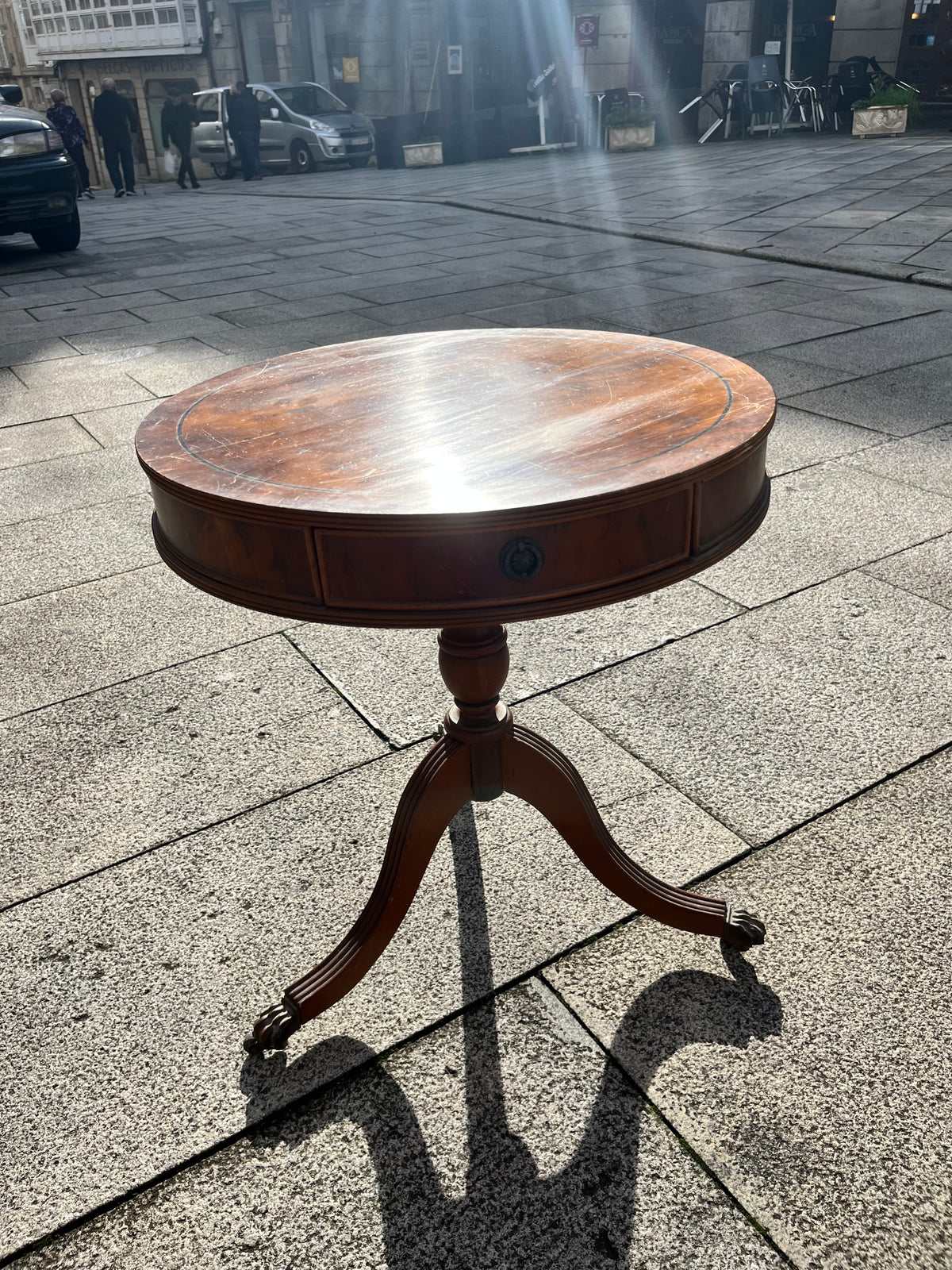 Mesa auxiliar madera.