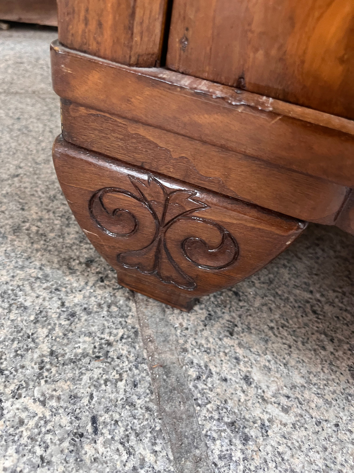 Mesita de noche en madera de castaño.