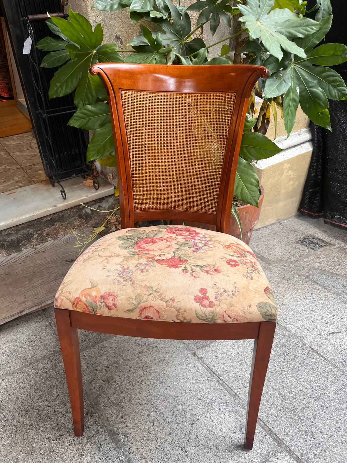 Silla de comedor tapizada .