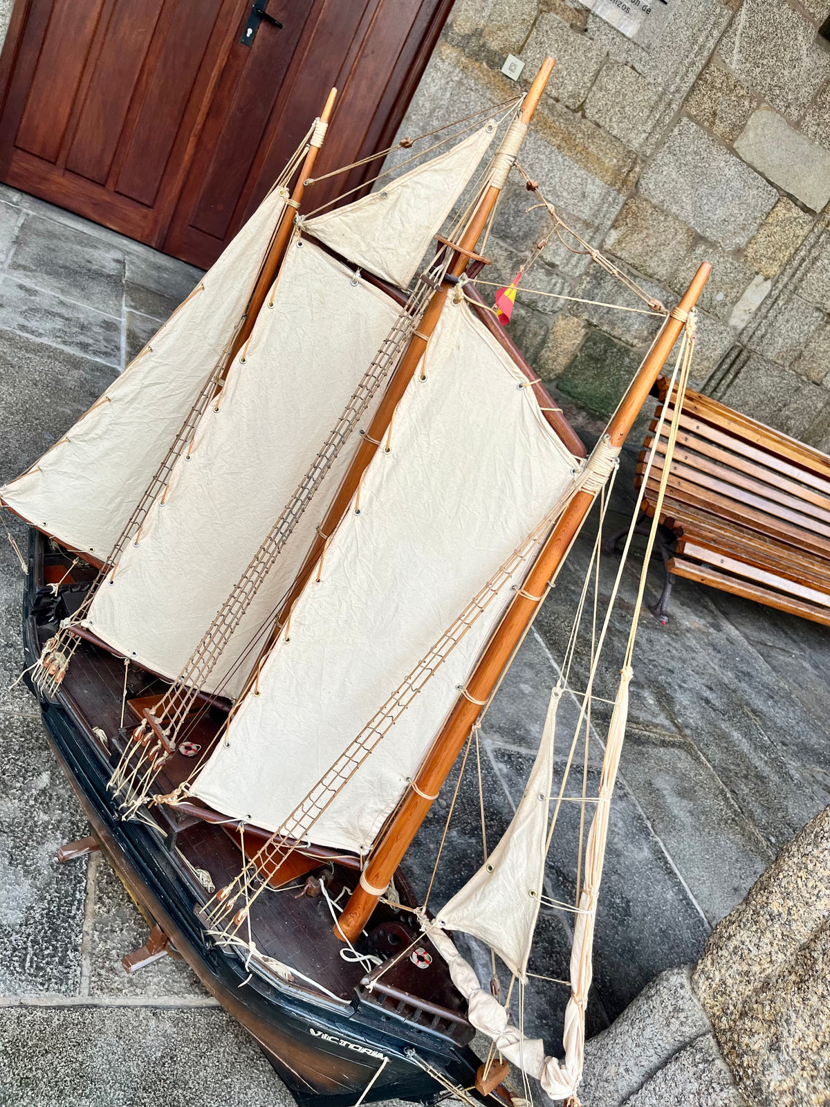 Barco Victoria en madera.