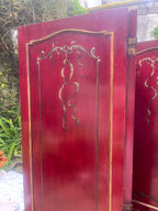 Biombo en madera lacada y decorada.