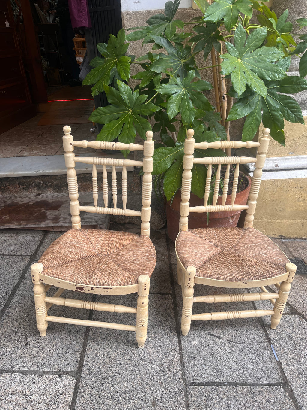 Antigua silla de costura madera y paja.