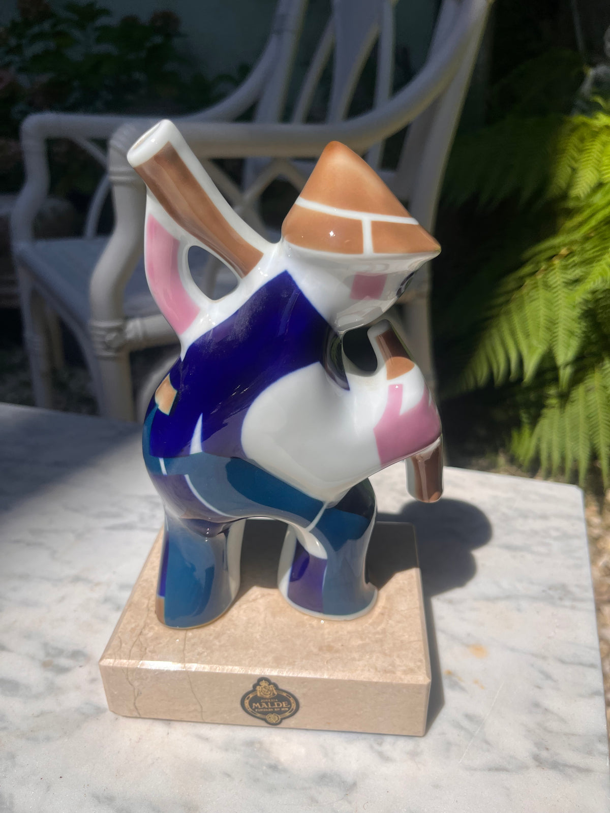 Figura Gaiteiro de Sargadelos sobre base de Màrmol.