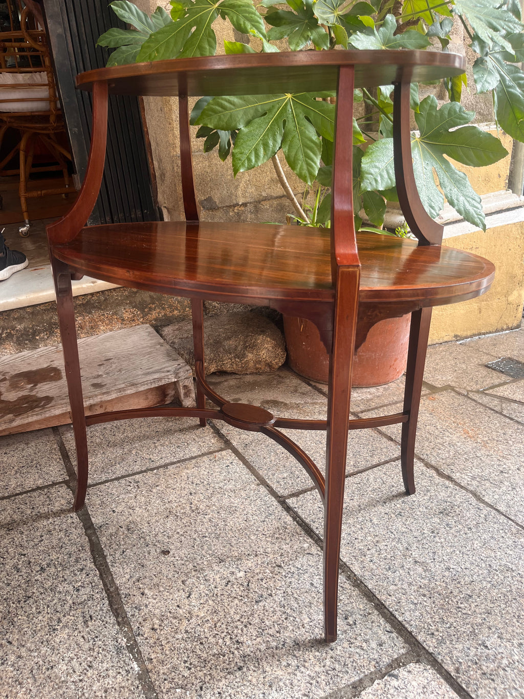 Mesa auxiliar estilo victoriano.