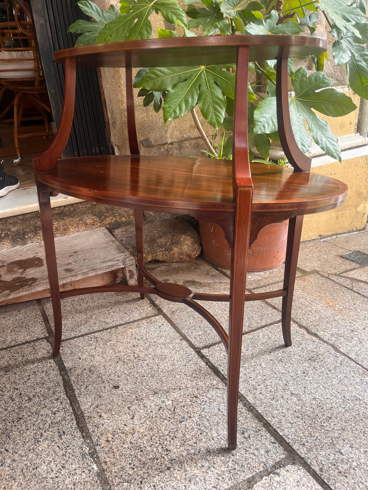 Mesa auxiliar estilo victoriano.