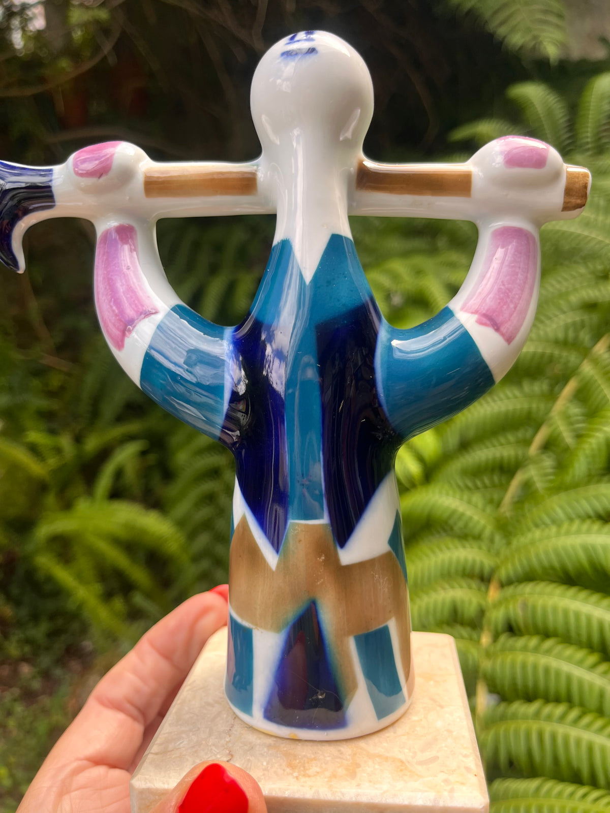 Figura labrador de Sargadelos sobre base de Màrmol.