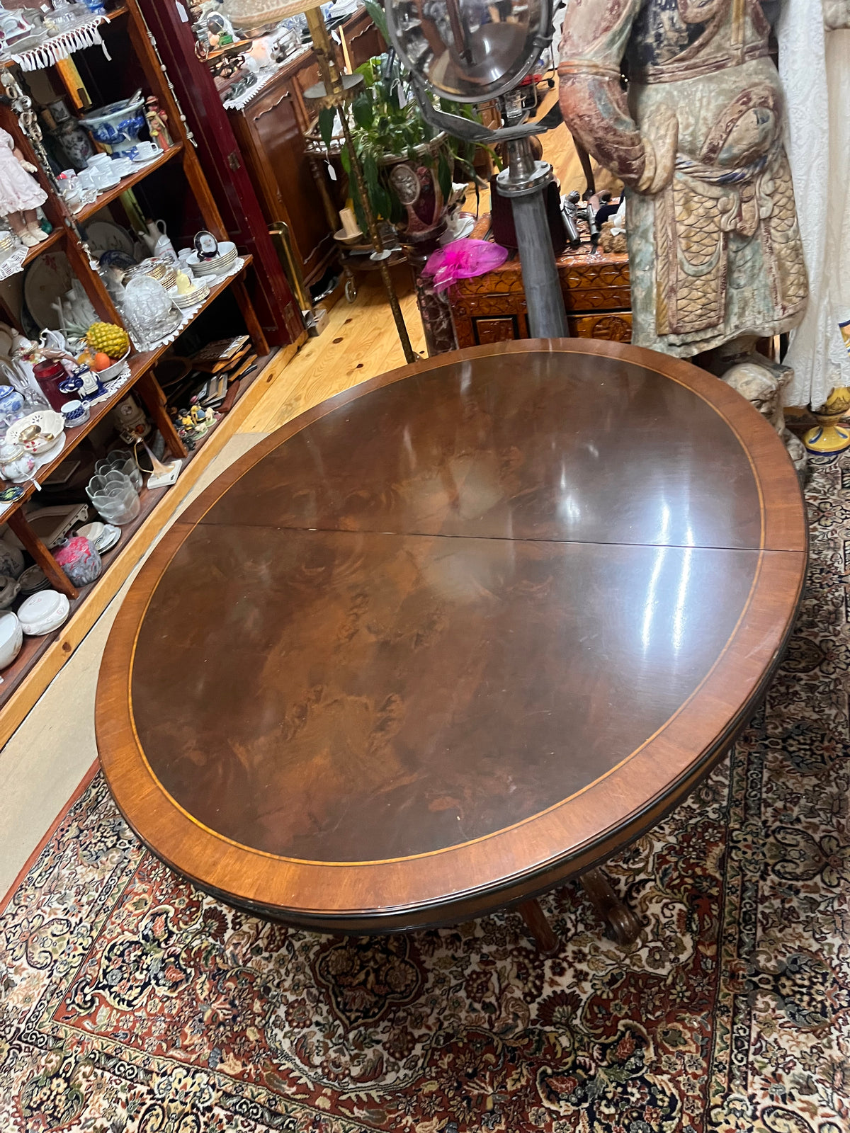 Mesa de comedor elìptica en nogal.