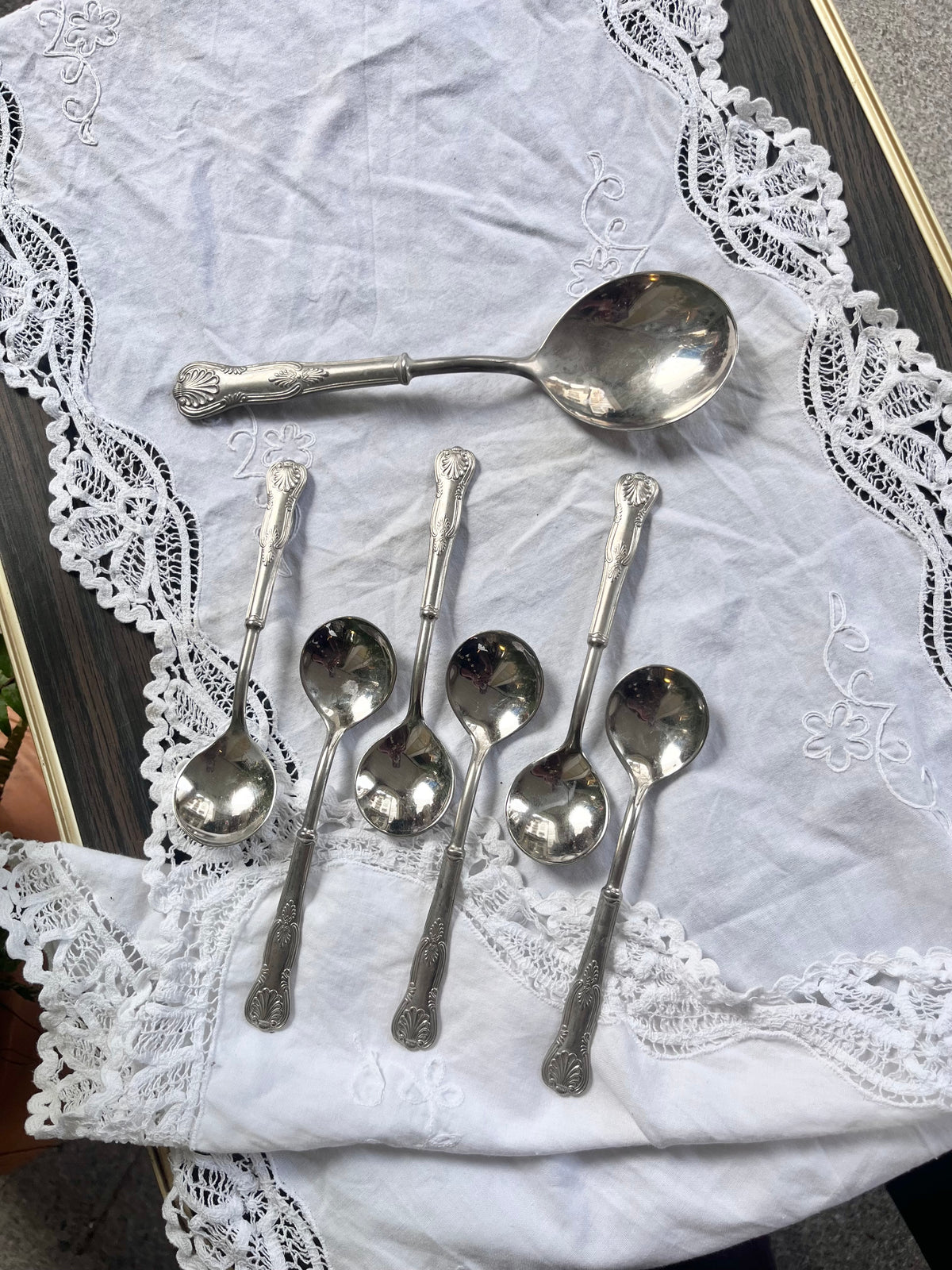 Juego cucharas en acero y peltre.