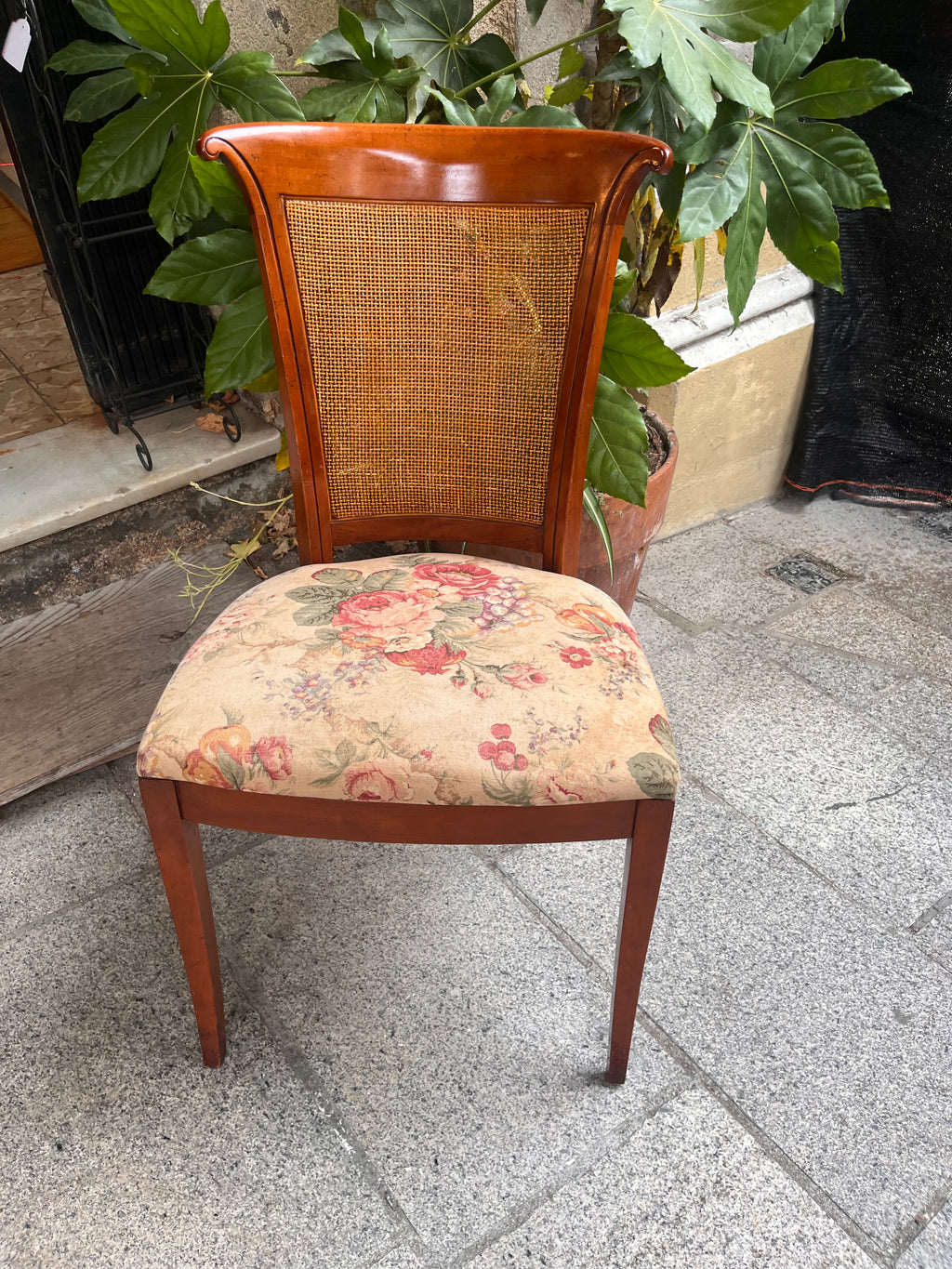 Silla de comedor tapizada .
