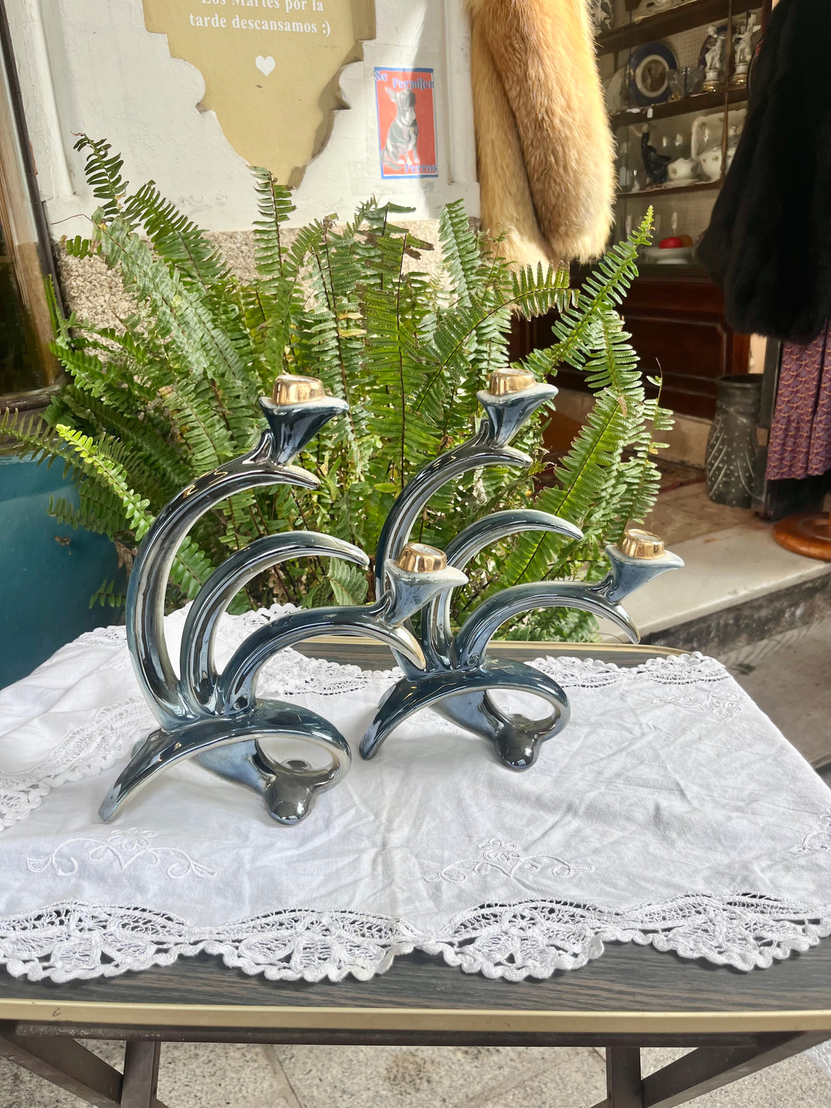 Pareja de candelabros vintage en porcelana esmaltada.