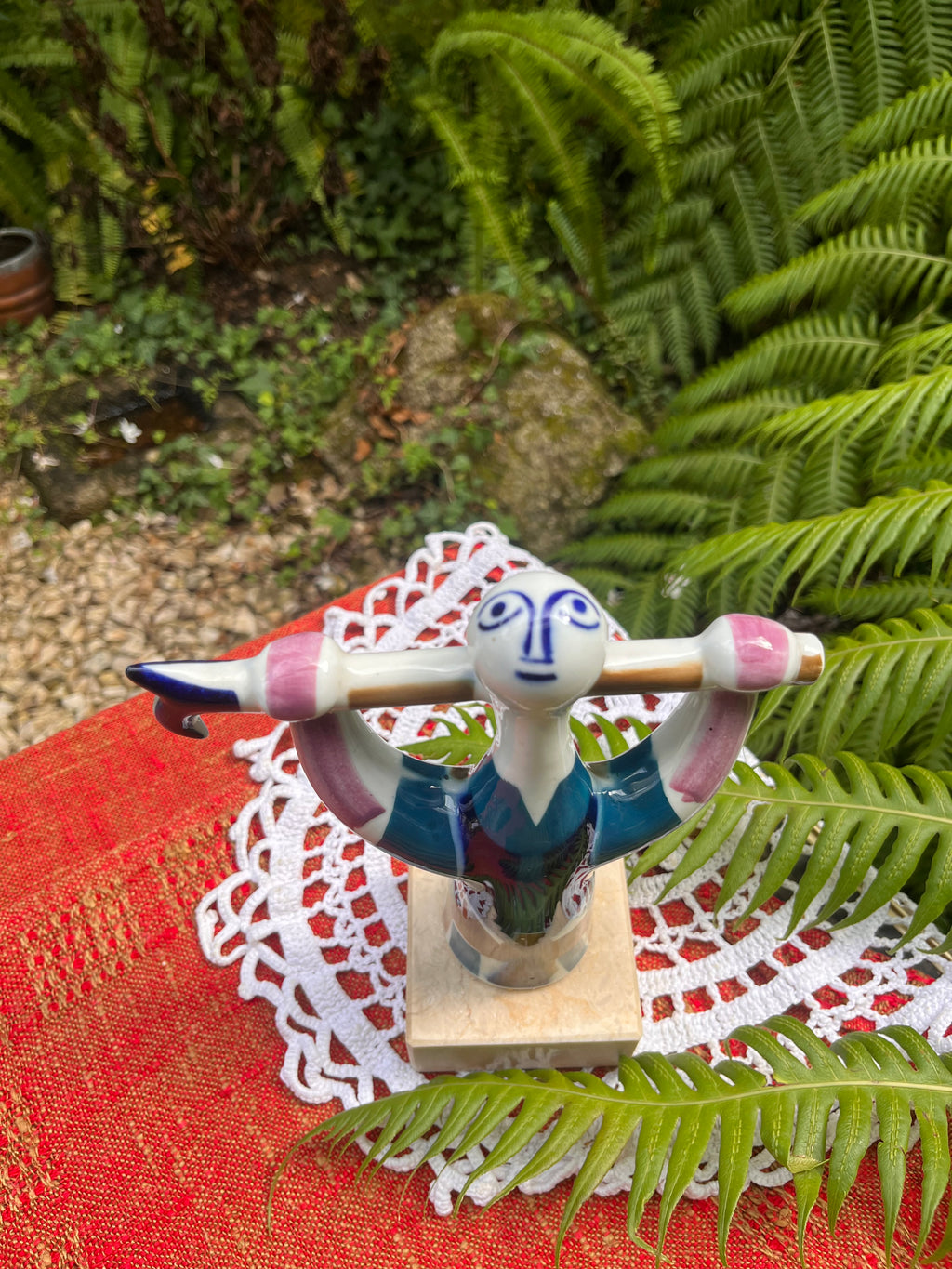 Figura labrador de Sargadelos sobre base de Màrmol.