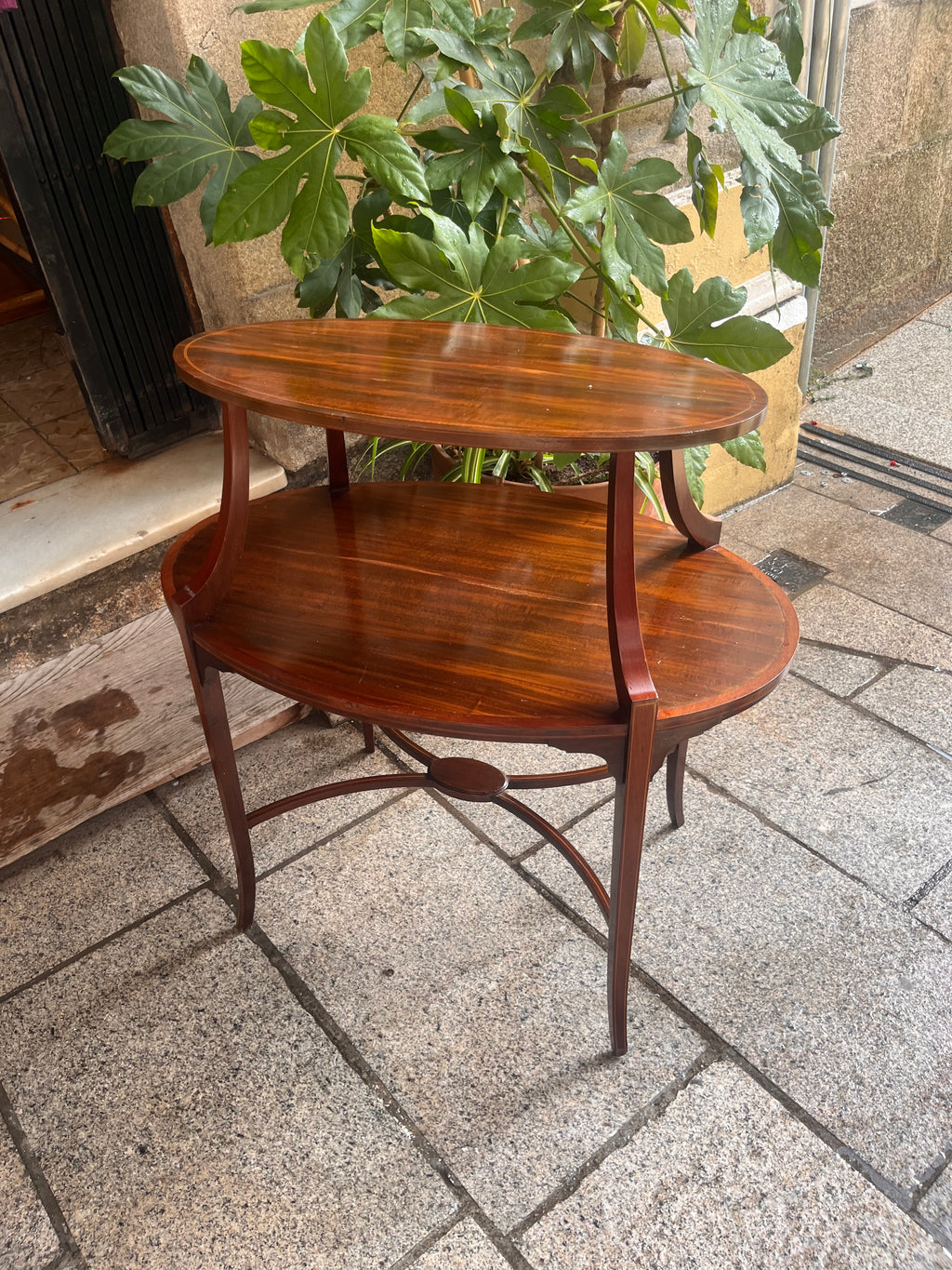 Mesa auxiliar estilo victoriano.